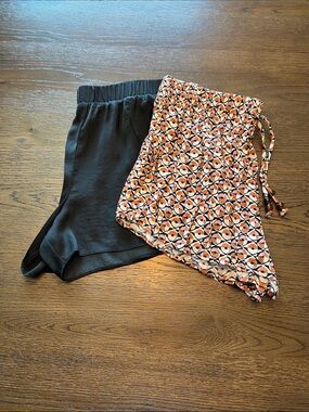 Socialite High-Waist Black & Orange Geo Drawstring Shorts Set.
Size M